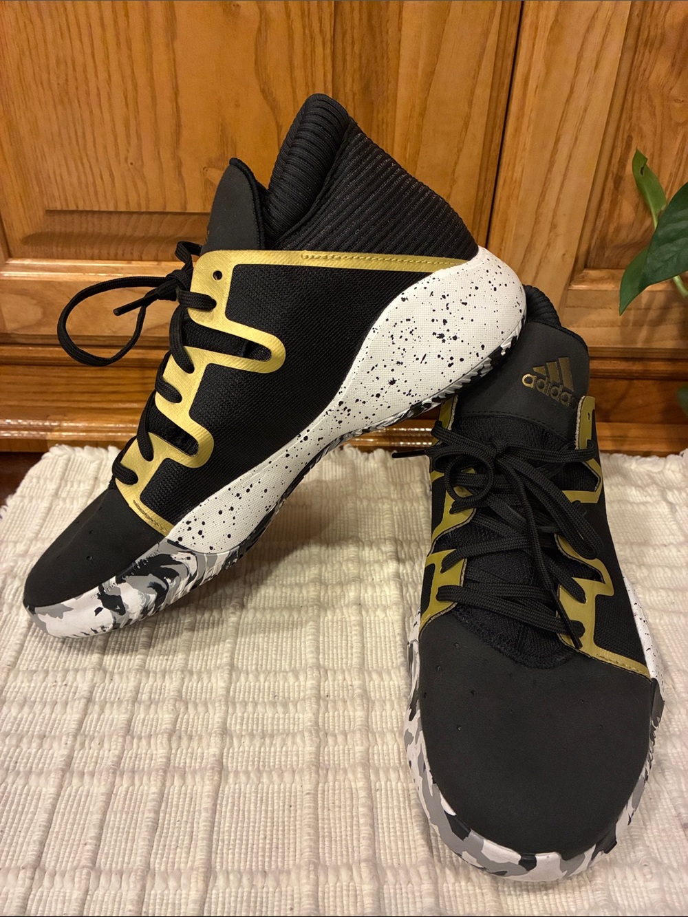 Like New Men’s Size 6 Adidas Pro Vision J Basketball Shoes - Black & Gold (ABBA)